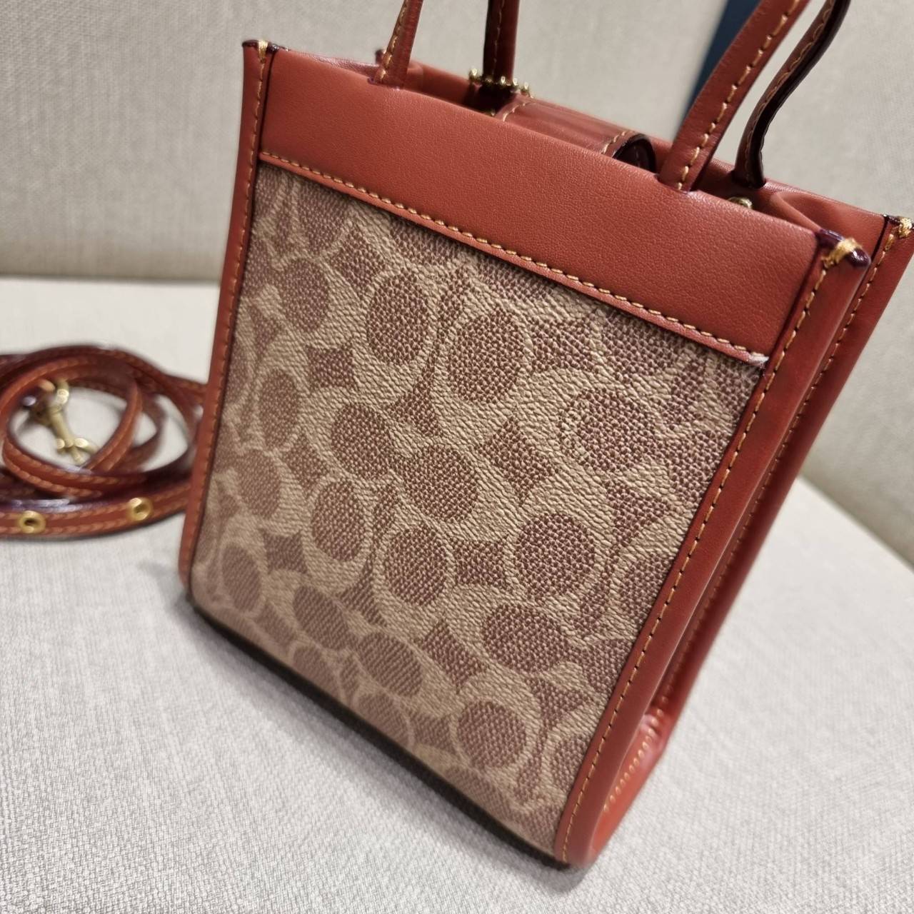 COACH C5277 MINI CASHIN TOTE IN SIGNATURE CANVAS กระป๋าสะพายข้างไซส์มินิ ไอเท็มหายาก!! ที่น่ารักที่สุด!! น่าใช้ไม่อยากวาง!! ยกให้น้องสาวใบนี้จริงๆ ดีไซน์รูปทรงโท้ทคลาสสิค วัสดุหนังแคนวาสสลับหนังแท้ มีหูจับในตัวและสายสะพายข้าง ปากกระเป๋ามีสายหนังแถบแม่เหล็