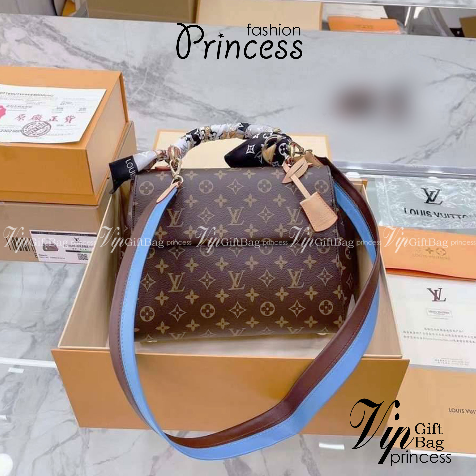 LV Cluny BB Monogram กระเป๋าสะพายหนังลายโมโนแกรมเปิดหน้า เป็นอีกทรงที่ขายดีมากเพราะใช้งานง่ายใช้ได้อเนกประสงค์ ด้านในกว้าง งานใช้สลับขึ้นแบบจากงานจริงเป๊ะเที่ยบเท่า แรร์ไอเท็มที่สาวๆต้องมี! มีหูจับในตัวและสายครอสบอดี้มาให้ ใช้งานง่าย เหมาะกับทุกสไตล์การแต