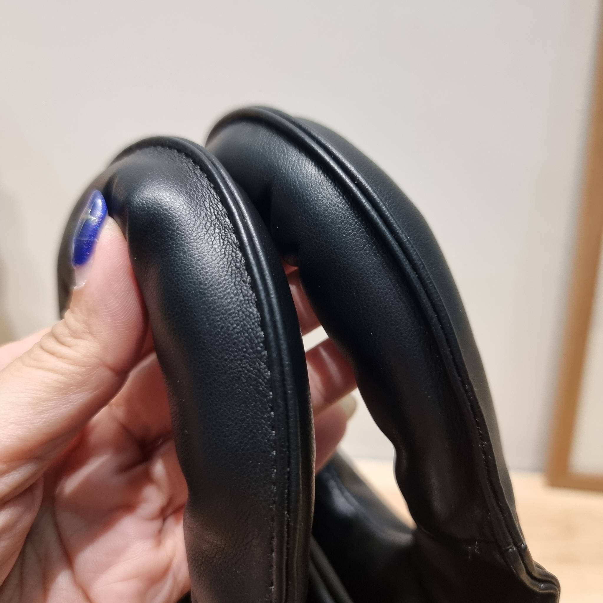 PRADA Small padded Soft nappa-leather bag พร้อมส่ง 4 สี น้องใหม่ล่าสุด กับคอลเลคชั่นที่ทำออกมาตอบโจทย์ได้ทุกไลฟ์สไตล์ **ราคาพิเศษสุดคุ้ม งานสวยเกินราคา