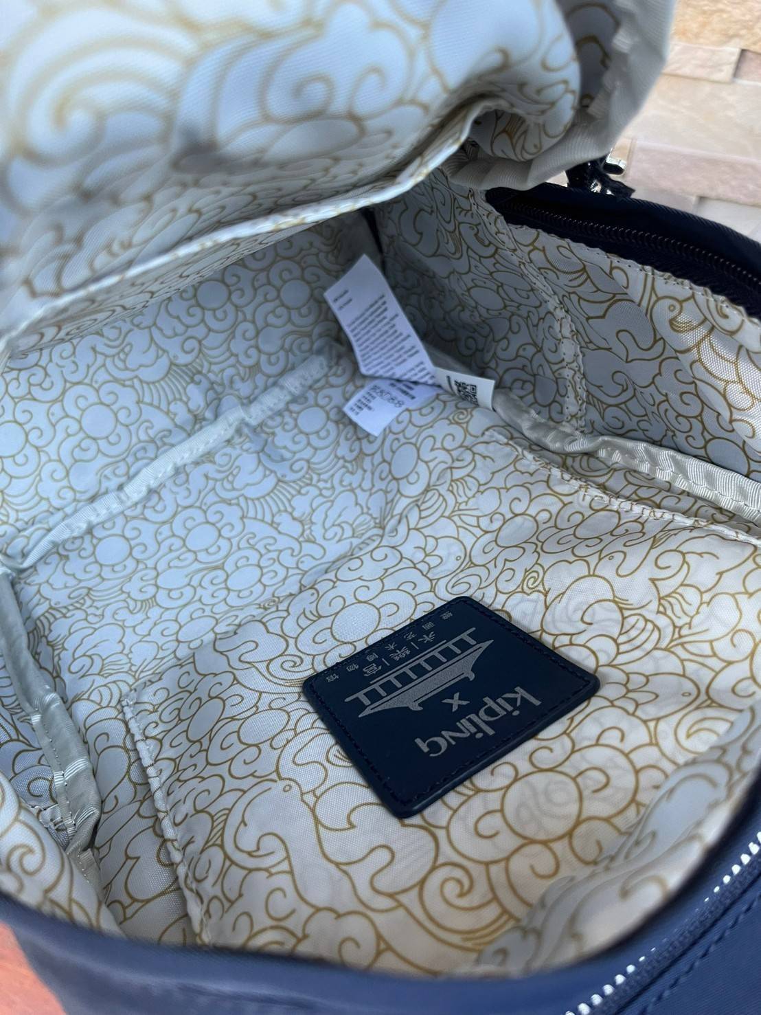 KIPLING X YONGLE PALACE COLLECTION รุ่น DELIA MINI DAILY BACKPACKS กระเป๋าเป้สะพายหลัง ที่มีความโดดเด่น มีความสวยงามจากลายปักด้านหน้าด้วยนักออกแบบชื่อดัง คอลเลคชั่นนี้ได้รับแรงบันดาลใจจากพระราชวังYongle Palace ส่วนขนาดและความเหมาะสมในการใช้งานบอกได้เลยเว่