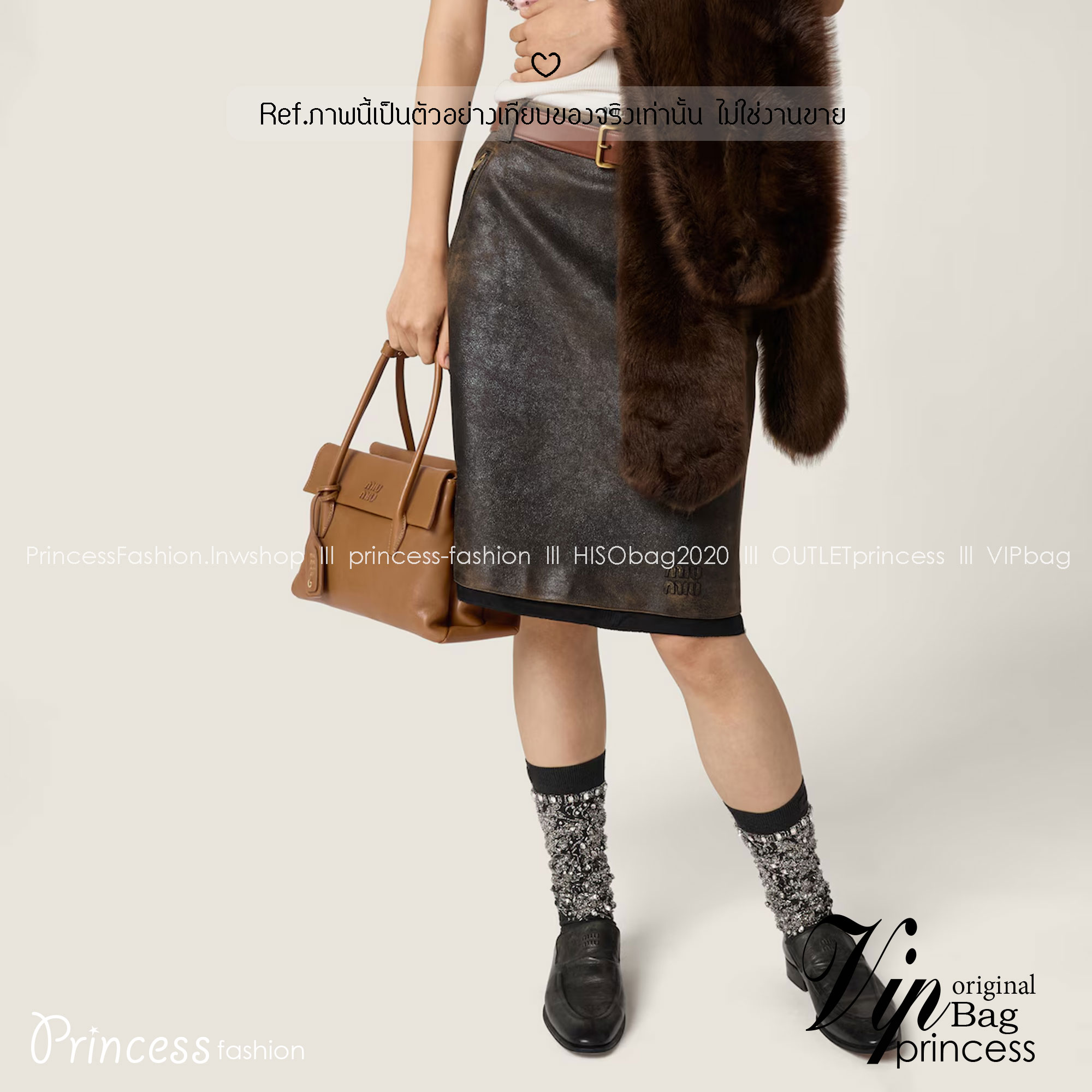 ORI หนังแท้ | Miu Miu Solitaire leather bag กระเป๋าสะพายทรงโท้ทโฮโบ เรียบง่าย เรียบหรูดูลัคชูสุดๆ สวยก่อนใครกับคอลใหม่ล่าสุดตัวแม่ตัวมัมไม่ควรพลาด จะของได้เยอะ ขนาดสะพายกำลังสวย สะพายไปทำงาน ไปเรียน ไปเที่ยวได้หมด ครบจบในใบเดียว