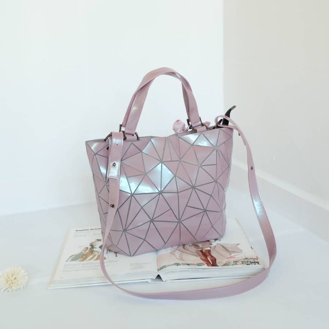 David Jones กระเป๋าสะพายข้างดีไซน์เกร๋มาก สีสวยหรูมาก ขนาดกะลังดีเลย ปรับทรงได้ 2 แบบ น่ารักมาก สี Rose pearl สวยที่สุด มาพร้อมกระต่ายเข้า set เลิศคะ