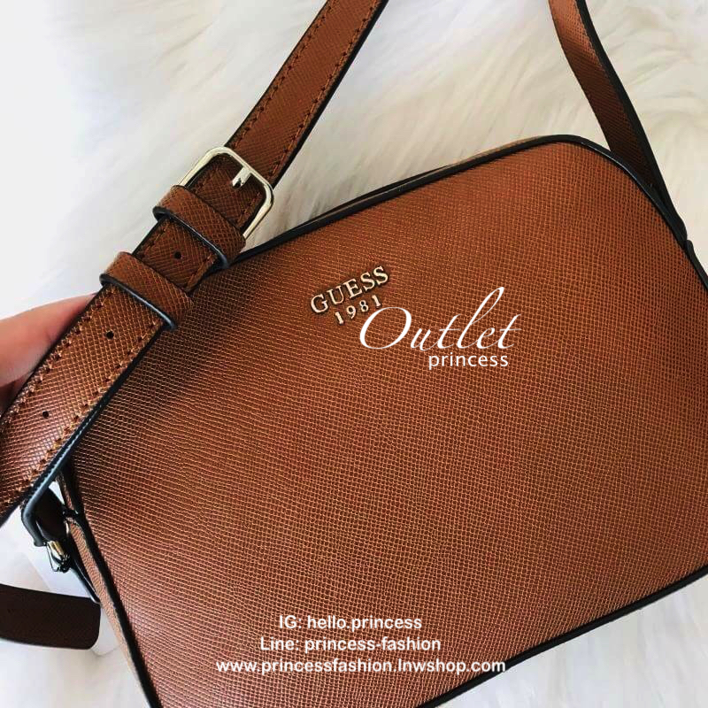 GUESS ZIP TOP KAMRYN CROSSBODY BAG กระเป๋าสะพายรุ่นยอดนิยม วัสดุ PU คุณภาพดี น้ำหนักเบา ด้านหน้าประดับด้วยโลโก้แบรนด์สุดหรู เปิดปิดกระเป๋าด้วยซิปสะดวกใช้ ด้านในโล่งกว้างมีช่องซิปและช่องใส่บัตร สามารถใส่มือถือได้ทุกรุ่น กระเป๋าสตางค์ใบสั้นได้ ซับในลายแบรนด