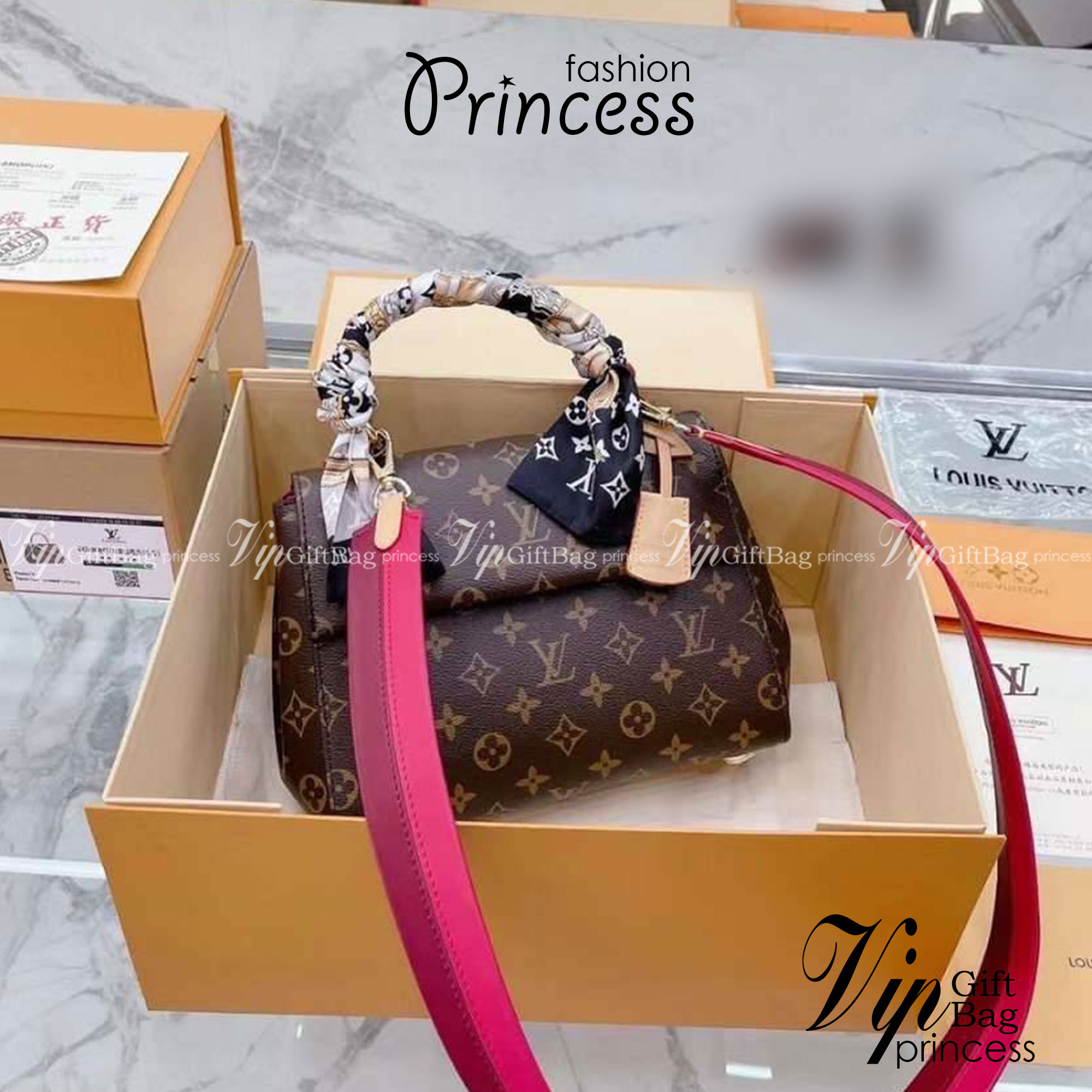 LV Cluny BB Monogram กระเป๋าสะพายหนังลายโมโนแกรมเปิดหน้า เป็นอีกทรงที่ขายดีมากเพราะใช้งานง่ายใช้ได้อเนกประสงค์ ด้านในกว้าง งานใช้สลับขึ้นแบบจากงานจริงเป๊ะเที่ยบเท่า แรร์ไอเท็มที่สาวๆต้องมี! มีหูจับในตัวและสายครอสบอดี้มาให้ ใช้งานง่าย เหมาะกับทุกสไตล์การแต