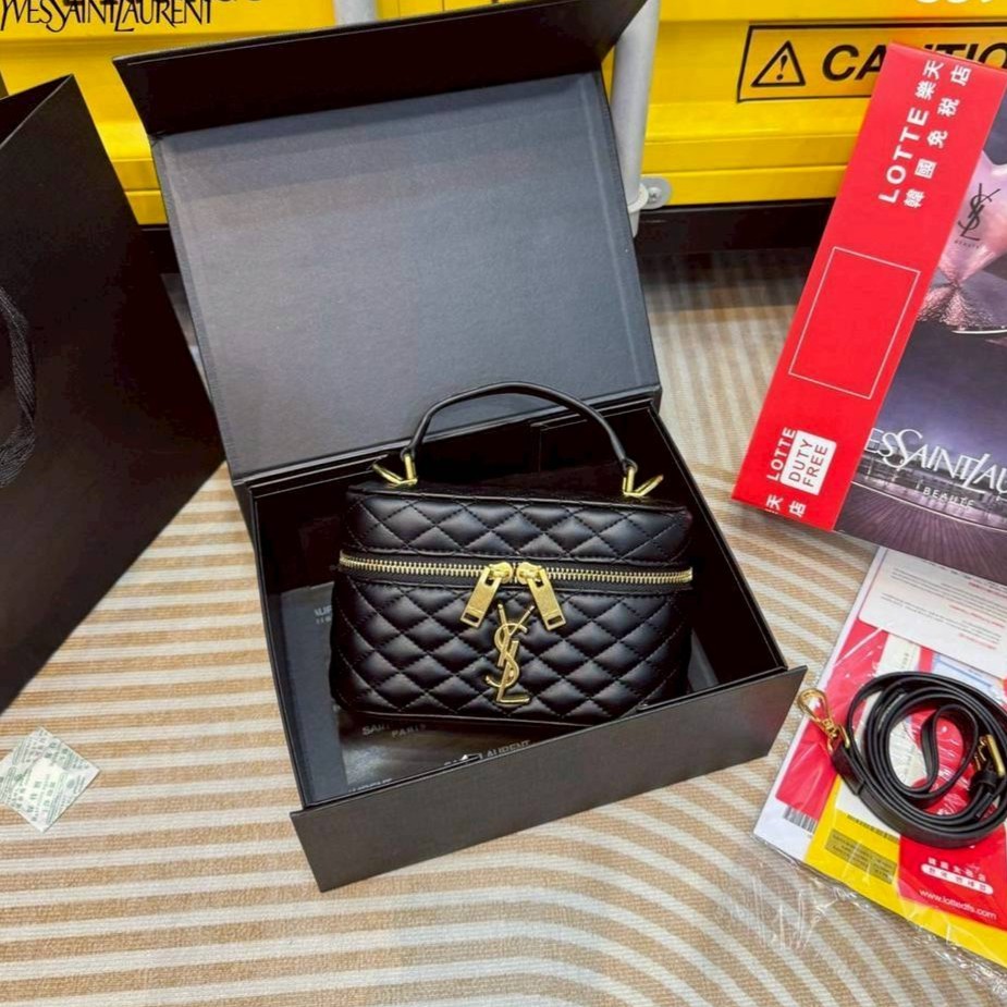 YSL gaby vanity bag กระเป๋าถือ/สะพาย ใส่เครื่องสำอางค์ ทรงกล่องสวย ที่สามารถใช้เป็น everyday bag สะพายได้ทุกวัน พลาดไม่ได้เลยกับคอลสุดหรู