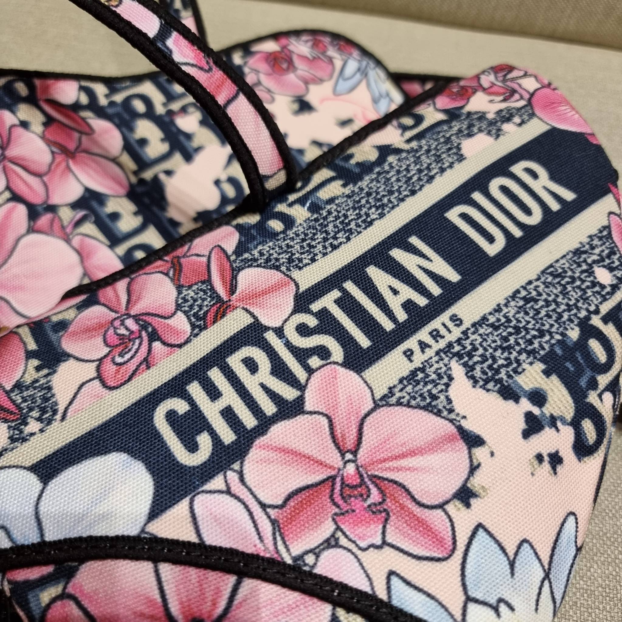 VIP CD OBLIQUE SADDLE BAG / DIOR SADDLE กระเป๋าสะพายข้าง ทรงสวยไม่ซ้ำใคร กิมมิคในตัว ดูแพง ไซส์ใหญ่ ดีไซน์ย้อนยุค เป็นเอกลักษณ์สวยทุกแบบ เปิด-ปิดด้วยกระดุมแม่เหล็กซ่อน ใช้งานง่ายมากๆ ภายในเป็นช่องโล่ง มีช่องซิป ใบสีดำเป็นหนังแท้ ใบลายเป็นผ้าแคนวาส ดูดี ดู