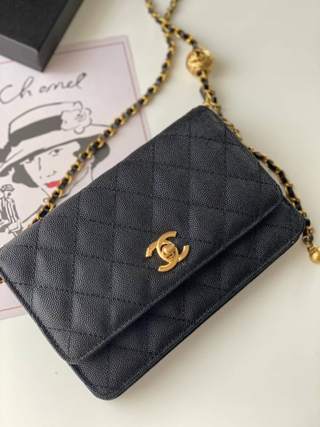 หนังแท้ VIP GIFT CHANEL classic shoulder crossbody bag วัสดุหนังเรียบเนียนสวยผู้ดีม๊ากกก งานอยู่ทรงคุณภาพดีตามแบบฉบับของแบรนด์ ขนาดกำลังดี น้ำหนักเบา ด้านหน้ามีโลโก้แบรนด์อะไหล่หรู มีช่องใส่บัตร ใส่ของจุกจิก เปิดปิดด้วยฝาปิดกระดุม งานตัวจริงสวยมากๆ ถูกใจร