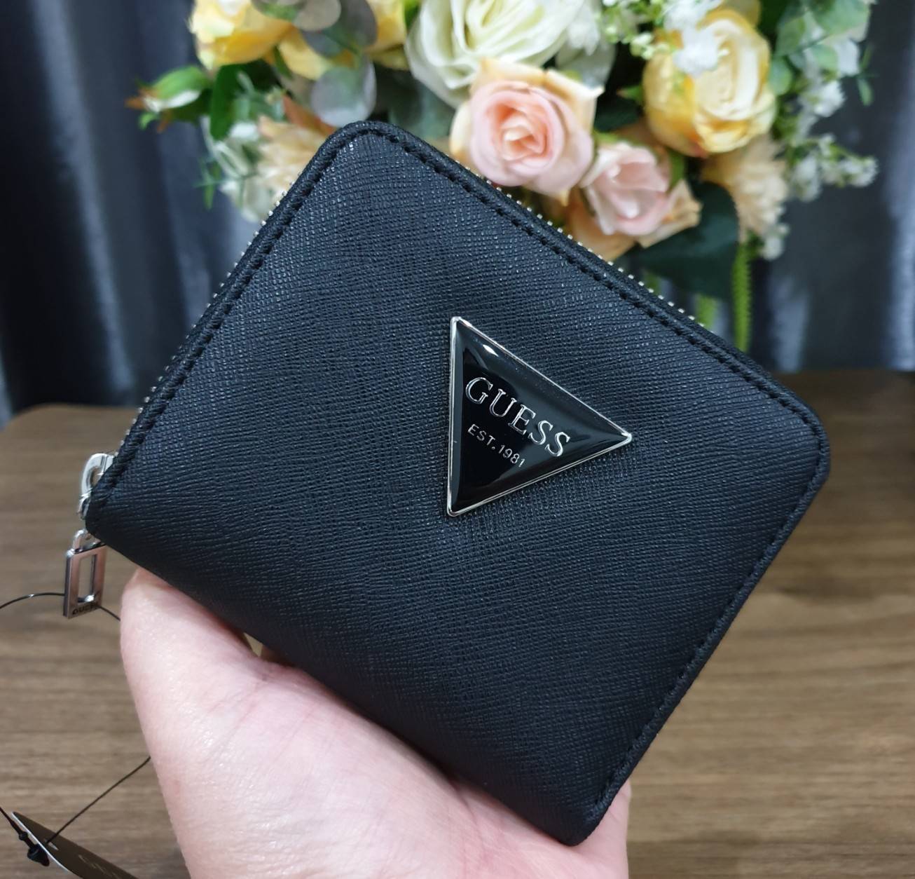 พร้อมส่งรุ่นหายาก! GUESS FACTORY WOMEN'S ZIP AROUND SHORT WALLET กระเป๋าสตางค์สั้นพับ2ตอนซิปรอบหนัง Saffiano ด้านหน้าประดับโลโก้แบรนด์สวยหรู ภายในมีช่องใส่ธนบัตร ใส่แบงก์พัน ช่องใส่เหรียญ และช่องใส่บัตรหลายช่อง ตัวจริงสวยน่าใช้ ภาพถ่ายจากสินค้าจริงค่