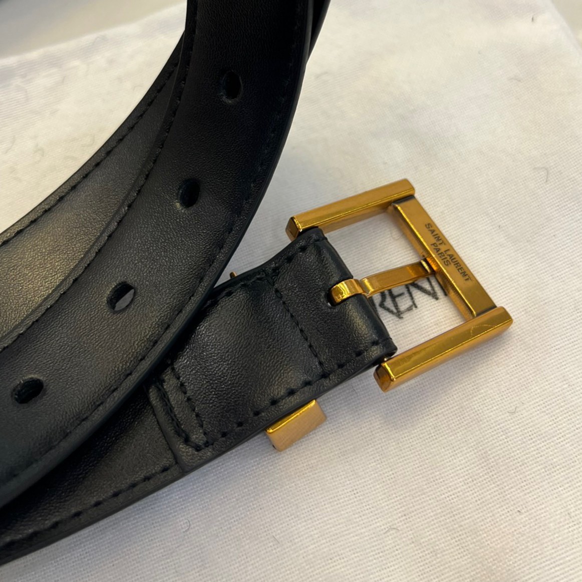 YSL 3D LOGO LEATHER BELT / YSL BELT เข็มขัดหนังเรียบสไตล์วินเทจ ขนาดกำลัง หัวเข็มขัด3Dโลโก้แบรนด์สีทองวินเทจ