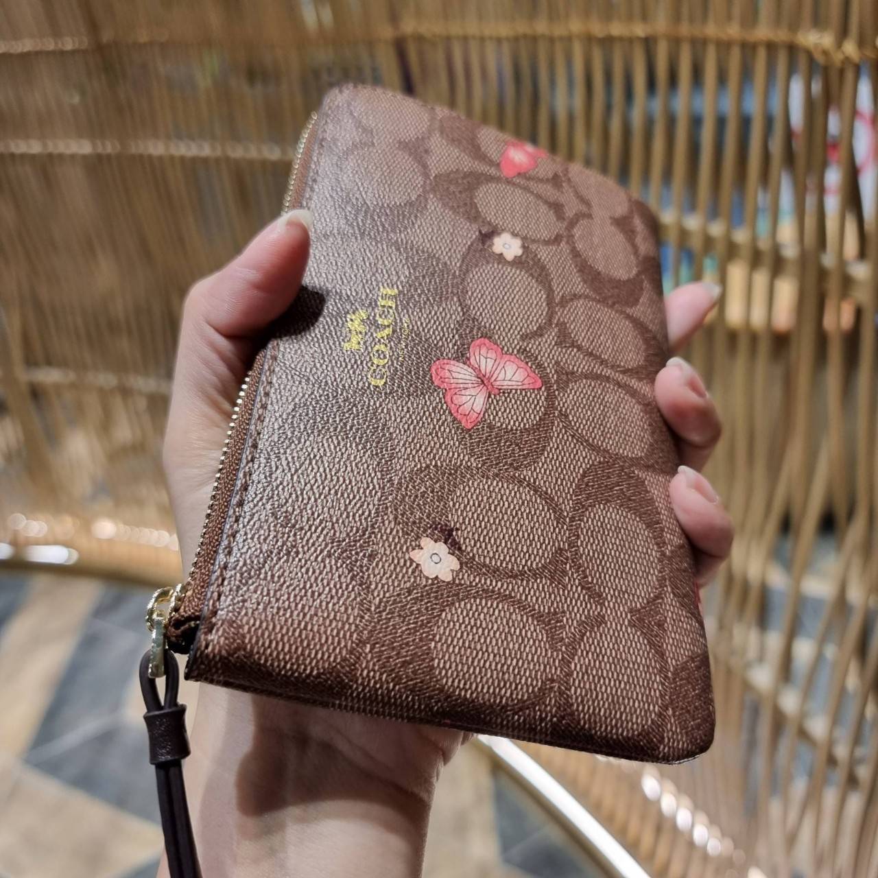 COACH 2972 CORNER ZIP WRISTLET IN SIGNATURE CANVAS WITH BUTTERFLY PRINT มาแล้วจ้า ไอเท็มสุดปัง!! ฮิตไม่เลิก!! พร้อมลวดลายสุดคิ้วท์ น่ารักน่าใช้ขึ้นไปอีก กระเป๋าคล้องมือ ขนาดเหมาะพกพา วัสดุหนังแคนวาส ภายในเป็นช่องโล่ง ใส่ธนบัตร หรือใส่บัตร ใส่เหรียญ ได้หมด
