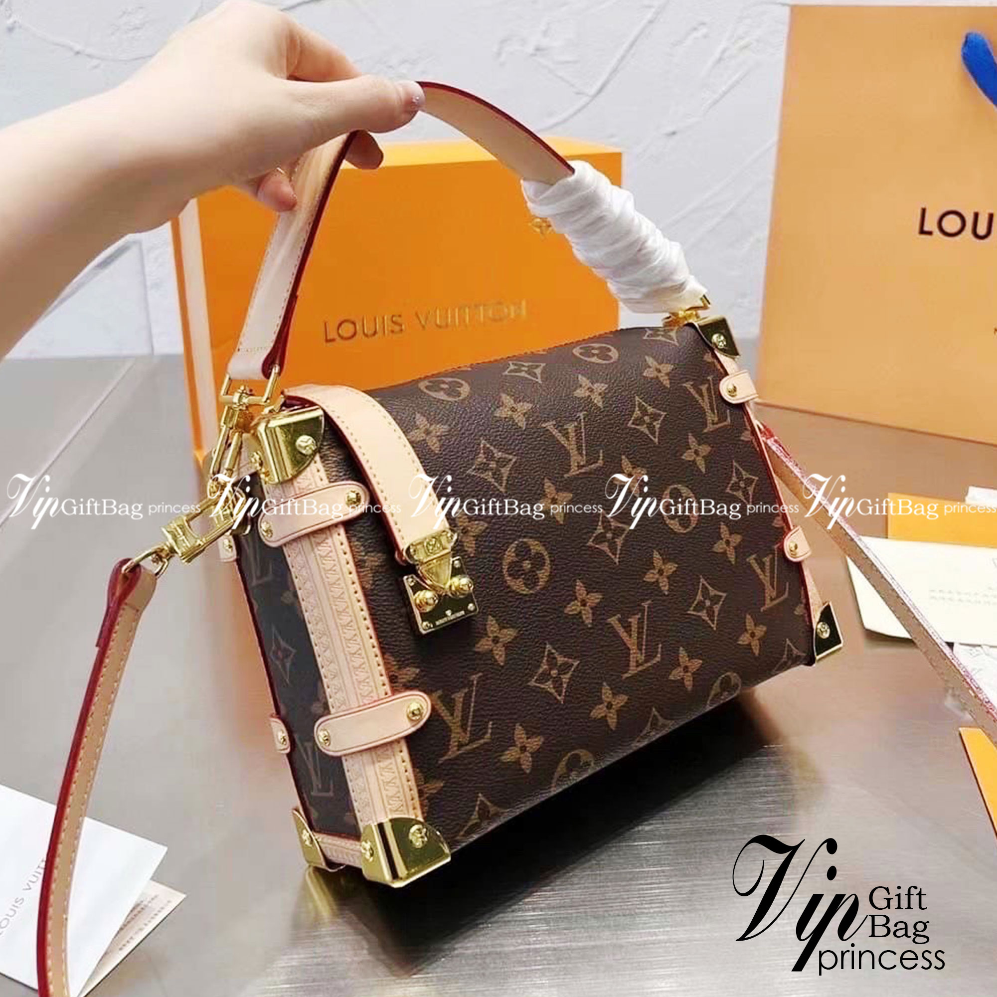 LV Side trunk pm / LV Soft Box Side Trunk Ladies Shoulder Messenger Bag กระเป๋าสะพายทรงกล่อง ที่สาวๆเรียกร้อง วัสดุหนังแคนวาส ดีไซน์ทุกอย่างได้ลงตัว หรูหรา อัพลุคได้ทุกสไตล์ ราคาสุดคุ้ม รุ่นนี้เป็น unisex ด้วยน้า ใช้ได้ทั้งหนุ่มๆและสาวๆไปเลย