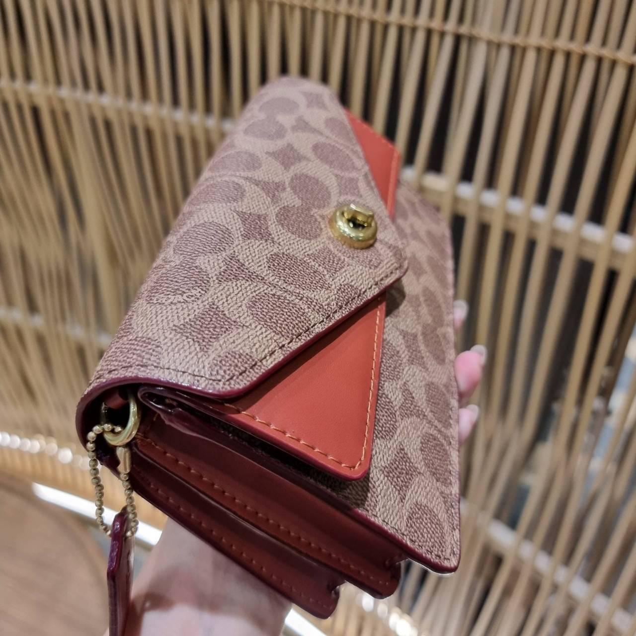 COACH C0838 ASTER CROSSBODY IN SIGNATURE CANVAS คอลเลคชั่นใหม่ล่าสุด กระเป๋าสะพายสวยอยู่ทรง ดีไซน์ไม่ซ้ำใคร จะสายคุณหนู สายถ่ายรูป ได้ใบนี้ไปยังไงก็ปังเว่อร์!! วัสดุหนังแคนวาสเคลือบลายสลับหนังแท้ เปิด-ปิดด้วยตัวบิดล็อค ชั้นในมีฝากระดุมปิดช่องย่อยอีกช่อง แ