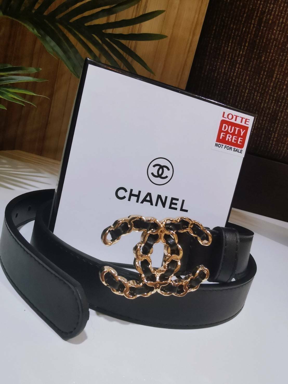 Chanel Vintage Logo Leather Belt VIP Gift With Purchase (GWP) พรีเมี่ยมกิ๊ฟ Limited จาก CHANEL PARFUME DUTYFREE วัสดุ Calfskin หนังแท้เรียบสวย หัวเข็มขัดโลโก้แบรนด์ 3D Vintage สายปรับระดับได้ มาในดีไซน์คลาสสิคเรียบหรูเข้ากับทุกลุ๊คแบบไม่มีเอ้าท์ พร้อม Ori