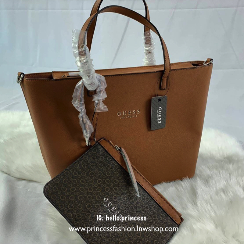 GUESS CASON BAG พร้อมส่งกระเป๋าถือ/สะพายข้าง วัสดุหนังลาย saffiano น้ำหนักเบา ด้านหน้าปั้มโลโก้แบรนด์ เปิดปิดกระเป๋าแบบซิปใช้งานสะดวก ภายในโล่ง กว้างทีเดียว สามารถใส่ A4 ได้ค่ะ มีช่องเล็กให้ใส่ของจุกจิก ผ้าซับด้าน ในลายแบรนด์สวยงาม ด้านหลังมีช่องเสียบบัตร