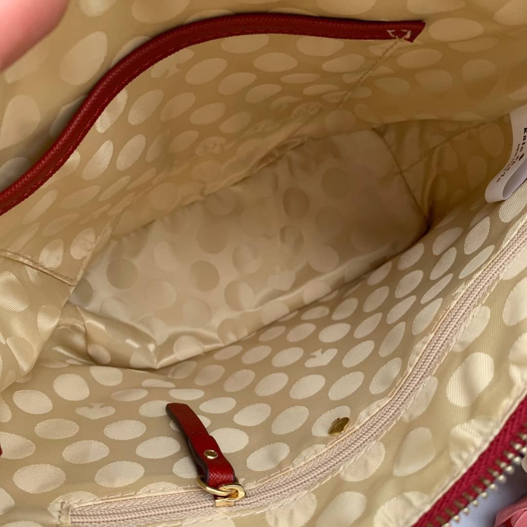 ของแท้ 💯% Kate Spade New York Cross Body Bag กระเป๋าถือหรือสะพาย หนัง Saffiano ภายในมีช่องซิปและช่องเล็ก มีหมุดรองฐานกันรอย 4 มุม อะไหล่ทองทั้งใบ ขนาดกำลังดี ใส่กระเป๋าสตางค์ยาวได้ค่ะ