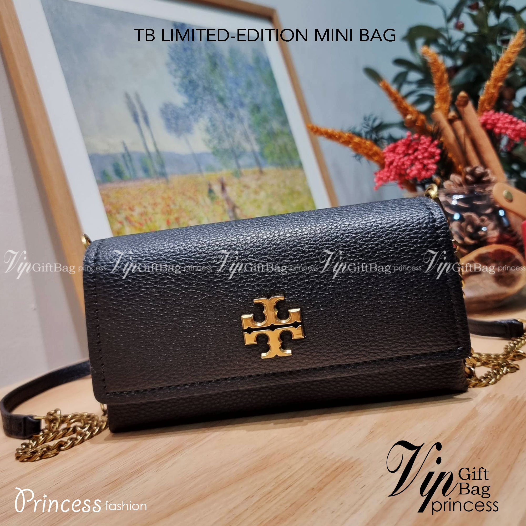 TORY BURCH LIMITED-EDITION MINI BAG รุ่นลิมิเต็ด ที่ sold out ไปแล้วหลายช็อป มีมาให้ช้อปที่นี่! กับกระเป๋าสะพายข้างทรงผู้ดี ไซส์มินิ ที่ผลิตมาในจำนวนจำกัด โดดเด่นด้วยอะไหล่ทองคลาสสิคหรูหรา และสายสะพายโซ่สลับหนัง ทำให้สะพายได้โดยไม่เจ็บไหล่