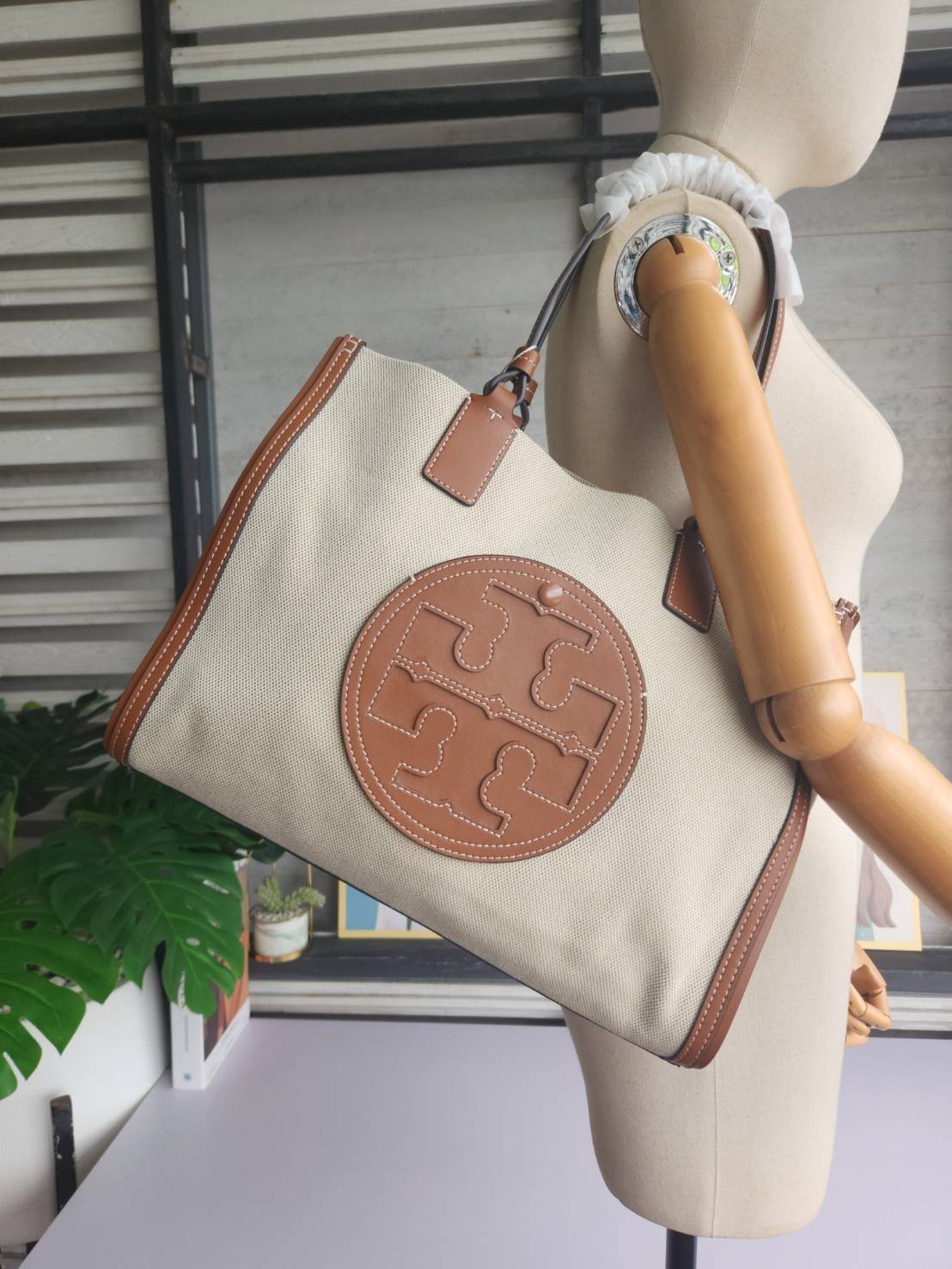TORY BURCH ELLA CANVAS TOTE BAG กระเป๋าโท้ตน้ำหนักเบาของเราพร้อมป้ายโลโก้ Ella ทำจากผ้าใบที่ทนทานพร้อมรายละเอียดหนังและกระเป๋าด้านใน อเนกประสงค์ ทรงคลาสสิก และสร้างขึ้นอย่างสวยงามด้วยฝีมือช่างฝีมือ สายรัดแคบช่วยให้วางราบกับไหล่ได้อย่างสบาย เหมาะสำหรับทุกว