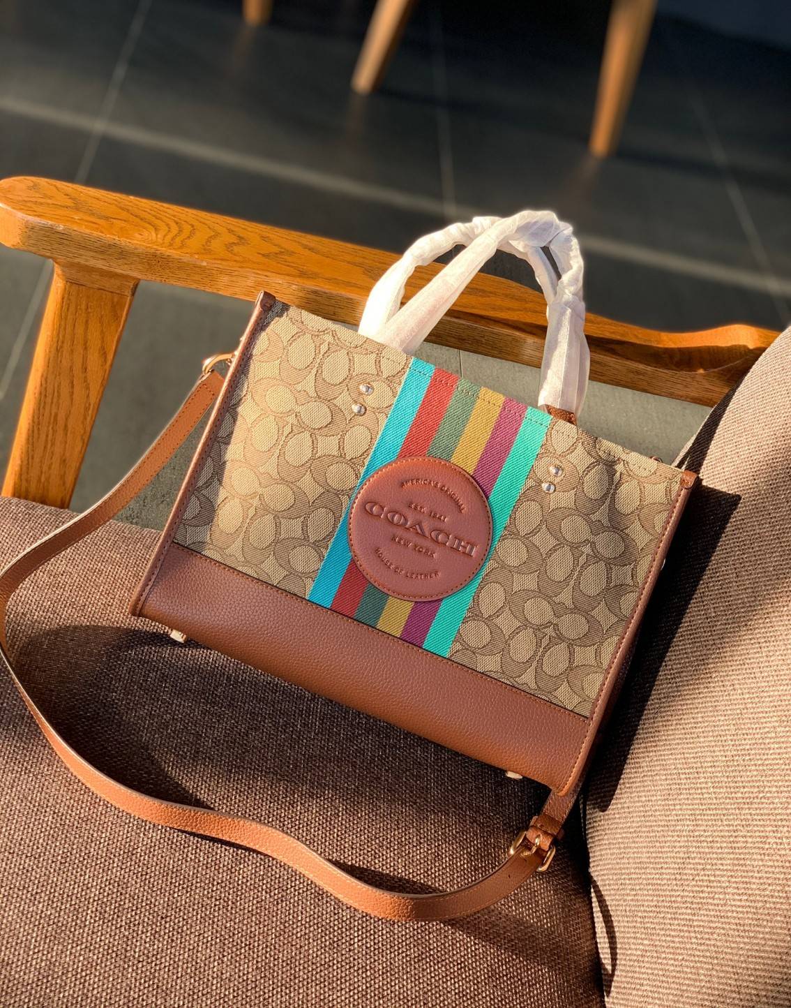 สวยๆอย่างนี้อดใจยังไงไหว!! Coach Dempsey Carryall In Signature Jacquard With Stripe And Coach Patch ((C5794)) ✈️พร้อมส่งความสวย! คุณภาพจัดเต็มเลยค่ะ กระเป๋าทรงTote วัสดุ Jackquard+หนังแท้ ได้ลงตัวสวยงาม 🔺สีคอลเลคชั่นใหม่ล่าสุด! ด้านหน้ามีโล
