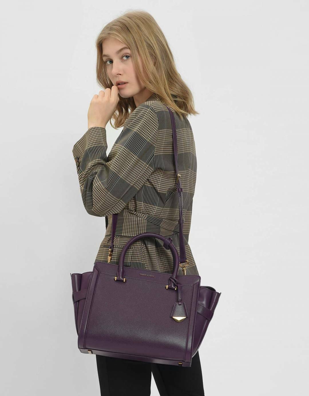 CHARLES & KEITH SAFFIANO TRAPEZE BAG กระเป๋าถือหรือสะพายรุ่นยอดนิยมดีไซน์สวยหรูวัสดุหนังคาเวียร์อยู่ทรง ด้านข้างเเต่งหนังช่องตัดดูมีดีเทล ด้านหน้ามีโลโก้ ด้านหลังมีช่องซิป เปิดปิดด้วยซิปหัวซิปแบรนด์ หูจับเเข็งแรง พับลงได้ พร้อมสายสะพายหนังปรับระดับได้ถอดไ