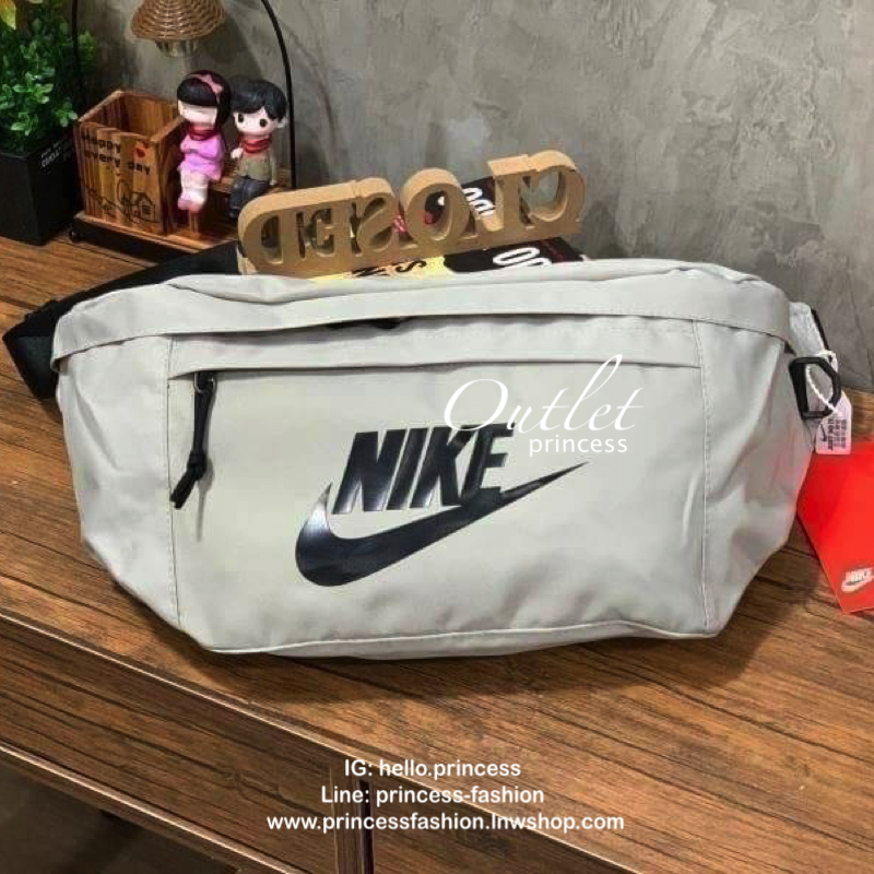 Nike Tech hip pack กระเป๋าคาดเอว Nike Tech รุ่นใหม่ชนช้อป!! ให้คุณหยิบใช้อุปกรณ์กีฬาและพกพาได้อย่างง่ายดาย พร้อมโดดเด่นด้วยกระเป๋าซิป 2 จุดสำหรับเก็บสิ่งของ และสายกระเป๋าแบบปรับได้เพื่อให้แนบกับลำตัว ใช้งานได้คล้องตัว ใส่ของได้จุสมใจเลยคร้า