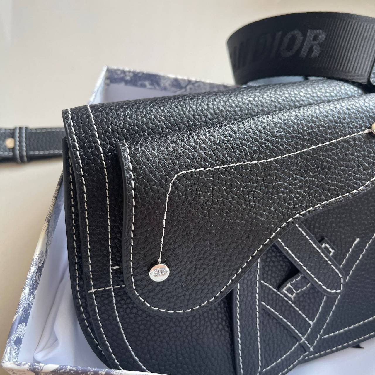 หนังแท้ CHRISTIAN DIOR SADDLE POUCH Black Grained Calfskin / DIOR SADDLE MESSENGER BAG พร้อมส่งที่ไทย กระเป๋า Saddle pouch คู่ใจขนาดกะทัดรัดและเหมาะสำหรับใช้ในชีวิตประจำวัน สีดำคลาสสิกเดินด้ายขาวตัดกัน เกรดออริจินอลหนังแท้ทั้งใบ ภาพสินค้าถ่ายจากงานขายจริง