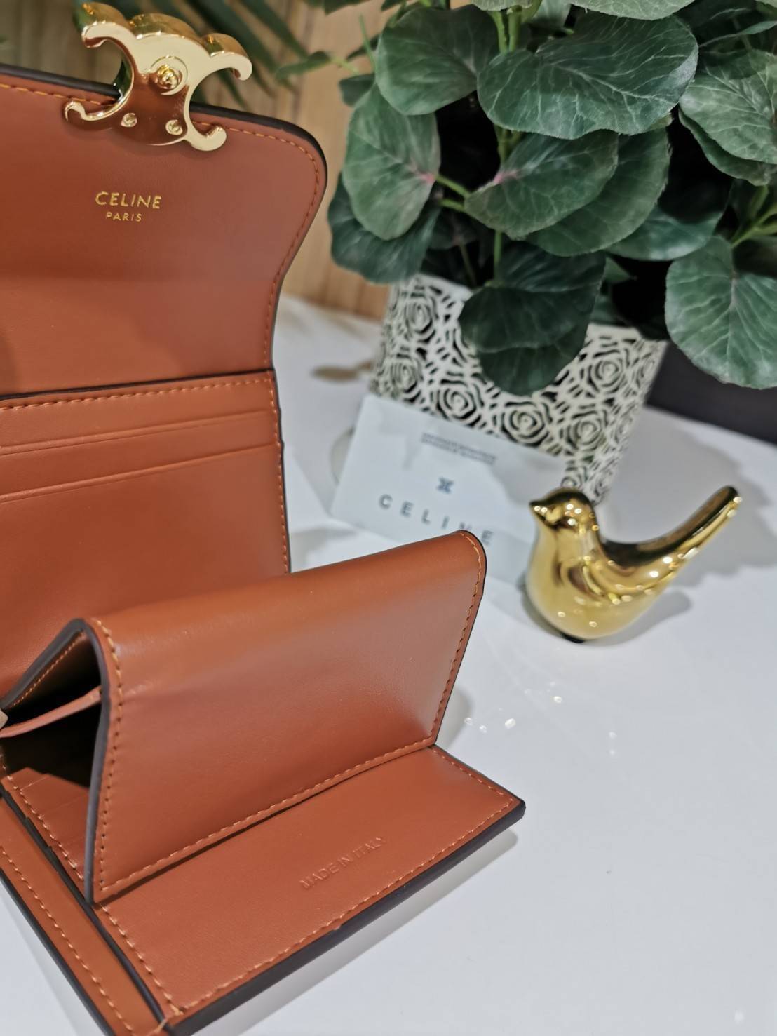 พรีเมี่ยมกิ๊ฟแท้ 100% 】CELINE SHORT WALLET VIP GIFT WITH PURCHASE GWP พรีเมี่ยมกิ๊ฟ Limited จาก CELINE HAUTE PARFUME DUTYFREE วัสดุ Triomphe Canvas หนังขึ้นลาย Signature Brand สวยอยู่ทรงมีโลโก้ด้านหน้าเปิดปิดด้วยฝาพับกระดุมแม่เหล็ก