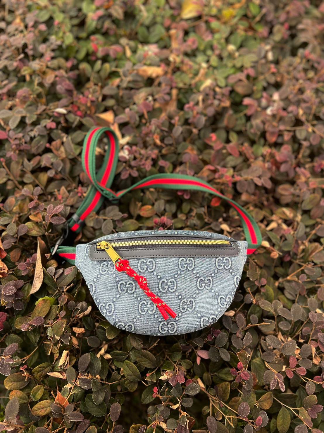 GUCCI GG DENIM BELT BAG ล่าสุดสวยมากๆ รุ่นนี้ใช้ได้ทั้งชายหญิง วัสดุเดนิมอย่างดีลายGแบบ3Dสวยมากๆค่ะ อะไหล่ซิปทองห้อยเชือกสีแดงโดดเด่น ซื้อใช้คู่กับแฟนยิ่งสวยค่าา