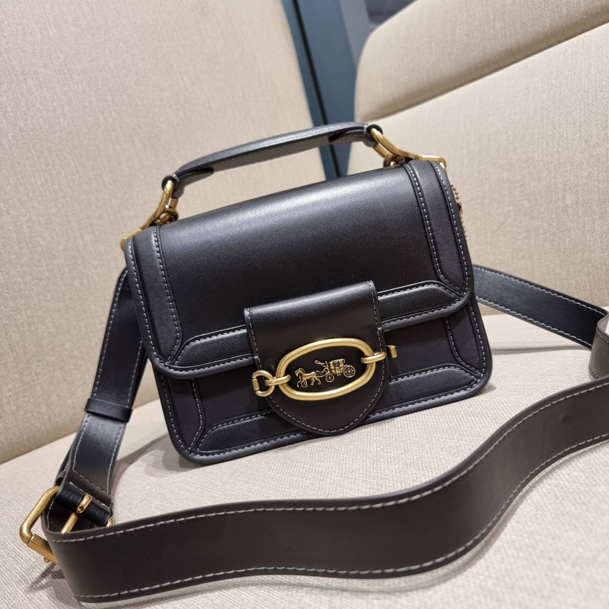 COACH C8449 HERO SHOULDER BAG / COACH C8450 HERO SHOULDER BAG IN SIGNATURE CANVAS ดีไซน์ใหม่ล่าสุด ที่มาพร้อมความหรูยกระดับ กระเป๋าถือ/สะพายข้าง ออกแบบทรงสวย คลาสสิค ขนาดกำลังพอดี ไม่ว่าจะถือ หรือสะพายสายครอส ก็ดูดีแบบไม่ต้องแต่งเติม วัสดุหนังแท้เต็มใบ ฝา