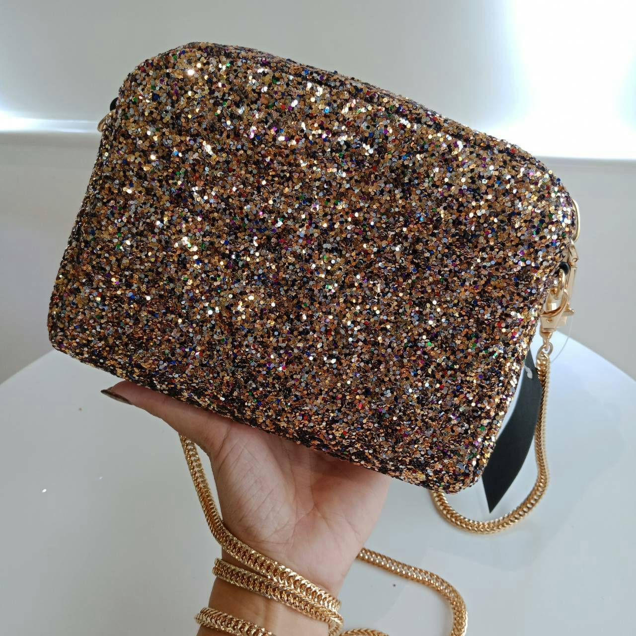 River Island glitter crossbody & cluth bag กระเป๋าทรงสวย ดีไซน์แจากแบรนด์ดัง River Island แบรนด์ดังจาก UK. โดดเด่นด้วยตัวกระเป๋า ประดับ glitter ทั้งใบ สวยโดดเด่น เปิดปิดกระเป๋าด้วยซิป ภายในกว้าง จุได้เยอะ ใส่โทรศัพท์ได้ทุกรุ่น + กระเป๋าสตางค์สั้น ใบนี้จะส
