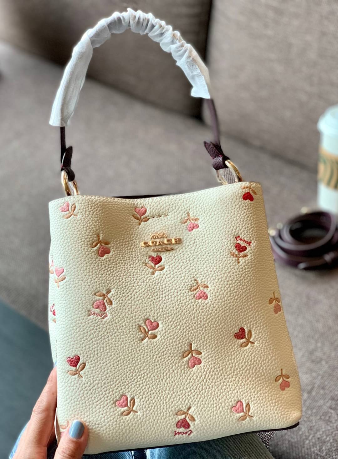 COACH SMALL TOWN BUCKET BAG WITH HEART FLORAL PRINT ((C2811)) 💐พร้อมส่งสินค้าห้ามพลาดค่ะ! กระเป๋าหิ้ว//คล้องไหล่//สะพายครอสบอดี้ร์ได้ ใบเดียวเอาอยู่จร้า😘 หนังแท้โดดเด่นด้วยดอกหัวใจนูนสลับวิ้งๆ ได้สวยงามน่ารักมากๆค่ะ