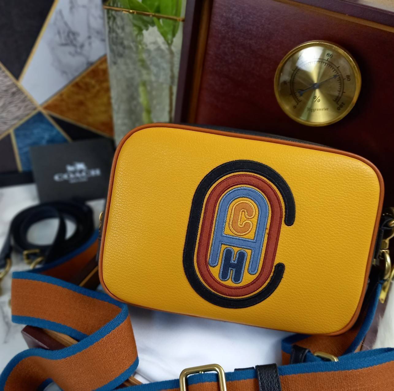 OUTLET 】COACH Camera Bag In Colorblock With Coach Patch (COACH F79278) 🍁หายากมากๆแล้วรุ่นนี้**จะถือ หรือสะพาย ได้ตามใจสั่ง //วัสดุหนังแท้เต็มใบ คุณภาพหนังดีมากๆ ปักโลโกตัวC ด้านหน้า ดูดีแบบไม่ซ้ำใคร //มาพร้อมสายสะพาย 2 สาย >>สายหนัง และสายสป