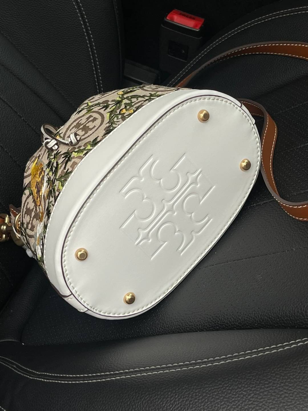 ของแท้ 💯% 】shop Medium : Tory burch t monogram jacquard embroidered bucket รุ่นใหม่ล่าสุดจาก TORY BURCH ครั้งแรกกับโมโนแกรม ที่ได้รับแรงบันดาลใจมาจากโลโก้สุดคลาสสิก