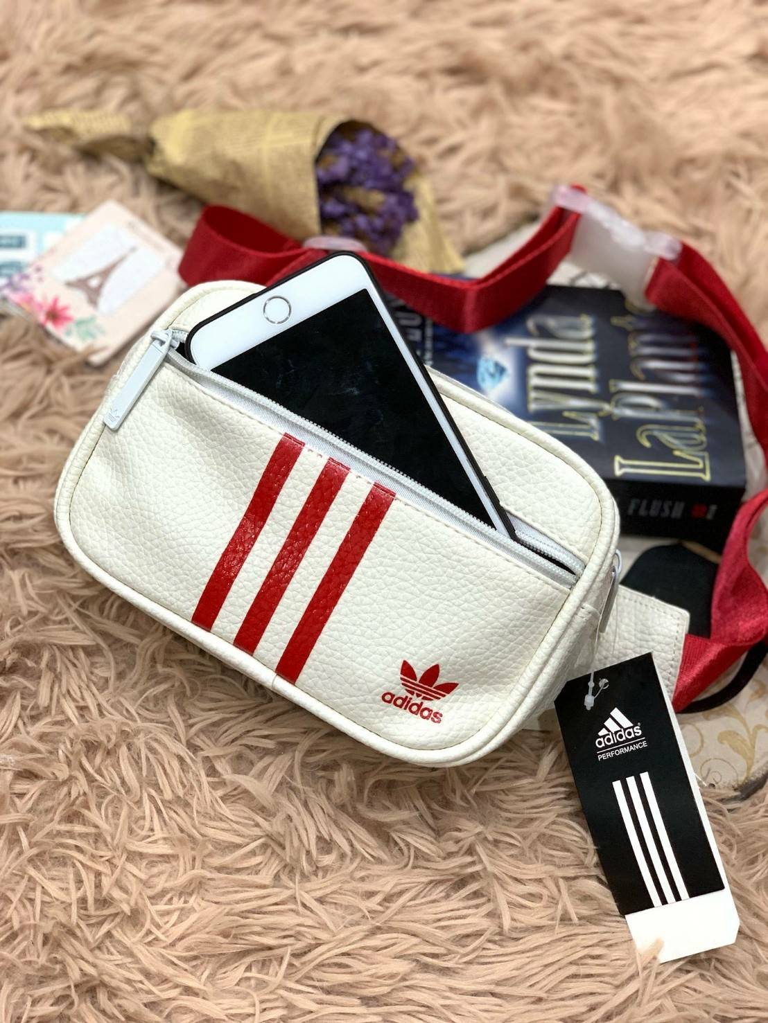 Adidas mini waist bag กระเป๋าสะพายคาดอกหรือคาดเอวขนาดมินิ วัสดุหนังpuลายหนังแกะเทียม มีช่องซิปใช้งาน2ช่อง ใส่โทรศัพท์มือถือได้ทุกรุ่น สายสะพายปรับความยาวได้ฟรีไซส์ ออกแบบมาเพื่อใช้งานได้ทั้งหญิงและชายเลยคร้า!!