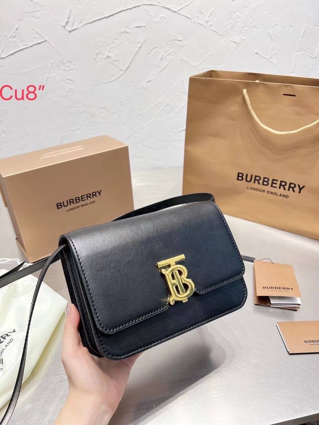 BURBERRY Leather Medium TB Bag / BURBERRY FRAGRANCES CROSSBODY BAG กระเป๋าสะพายหนังเรียบสวยอยู่ทรงดีไซน์ยอดนิยมประดับโลโก้แบรนด์ทองด้านหน้า เปิดปิดด้วยฝาปิดสัญลักษณ์ตัวB ภายในมีช่องแบ่งเป็นสัดส่วนมีช่องซิปหัวซิปแบรนด์