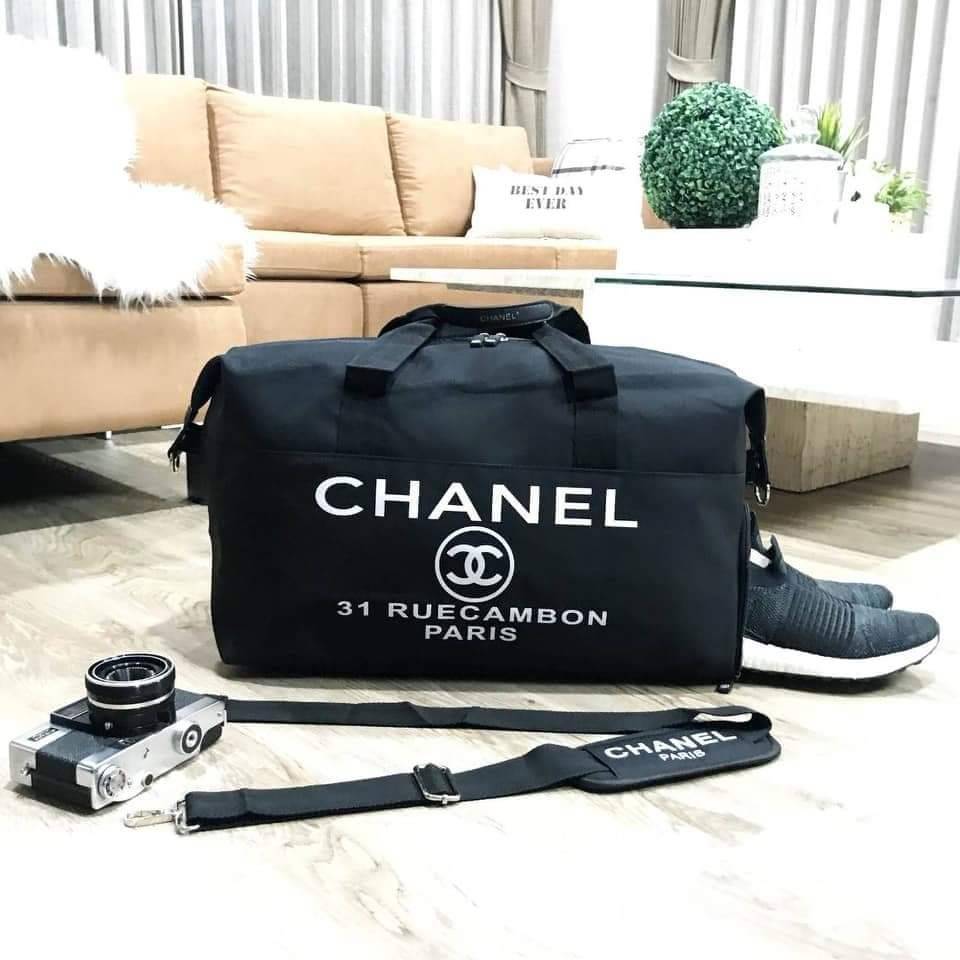 CHANEL VIP GIFT Large Travel Bag กระเป๋าเดินทาง Gift With Purchase รุ่น Limited Edition ของเเท้จาก Chanel Perfumes Counter วัสดุ NYLON เนื้อหนา สีดำสกรีนโลโก้ด้านหน้า เปิดปิดด้วยซิป หัวซิปแบรนด์ ใบใหญ่ จุใจ พิเศษ! มีช่องใส่รองเท้าด้านข้างแยกเป็นสัดส่วน ปร