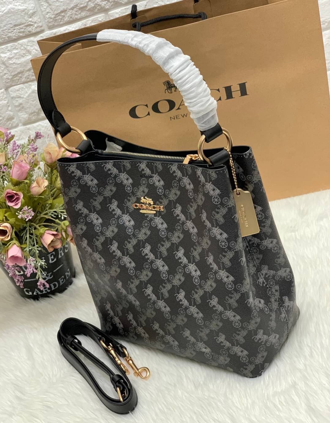 COACH TOWN BUCKET BAG WITH HORSE AND CARRIAGE PRINT ((2081-236)) 🔺กลับมาแล้ว ตามคำเรียกร้องค่ะ! กระเป๋าคล้องไหล่//สะพายข้างได้ วัสดุ pvc อย่างดี หนังนิ่มป่องพองตัวสวยงาม ลายรถม้าทั้งใบค่ะ ภายในกระเป๋าแบ่งเป็น2ช่องหลัก เปิดปิดแบบกระดุมแม่เหล็ก ภายใ