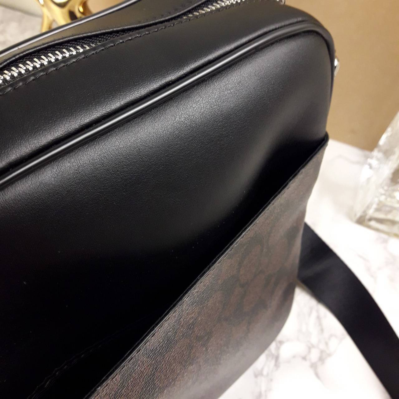 อมตะ ฆ่าไม่ตายจริงๆ กับรุ่นนี้!!😎//>>COACH CHARLES FLIGHT BAG(F54788)🍁สะพายข้าง ทรงสวย เป็นอีกรุ่น ที่ฮิตตลอดกาลไปเรียบร้อยแล้ว//วัสดุหนังแคนวาส สลับหนังแท้อย่างดี // ใช้ได้ทั้งชายและหญิง Unisexสุดๆ ใช้งานง่าย ทรงกล่อง จะสะพายเที่ยว 