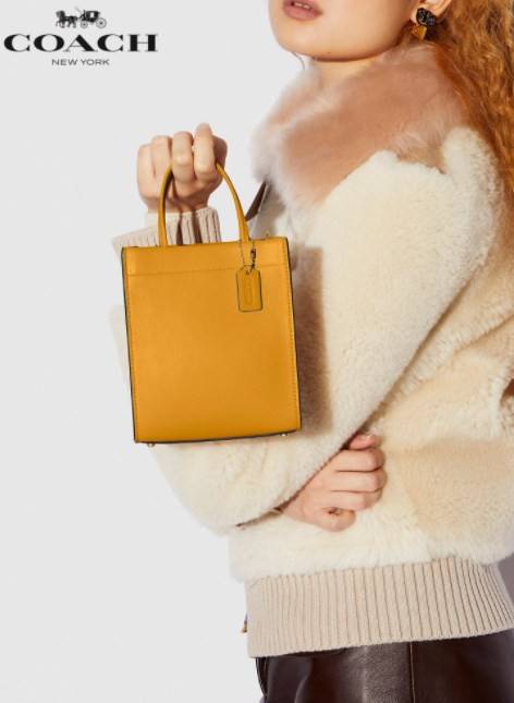 COACH MINI CASHIN TOTE ((C4828)) 💥พร้อมส่งที่ไทยรุ่นใหม่ล่าสุดค่ะ! กระเป๋าขนาดมินิ หนังแท้ หนังนิ่มสวย น่าใช้มากๆค่ะ ปากกระเป๋าแบบแม่เหล็ก ภายในสามารถใส่กระเป๋าเงินใบกลางได้;มือถือแบบตั้งได้ทุกรุ่น;ของจำเป็นจุกจิกสาวๆได้หลายอย่างนะคะ;พร้อมช่องเสีย