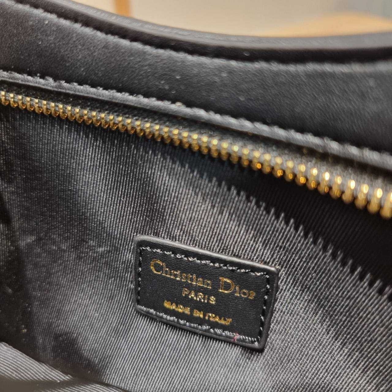 CD SIGNATURE HOBO MINI BAG กระเป๋าสะพายซิกเนเจอร์ โดดเด่นด้วยโลโก้เอกลักษณ์ เกรดออริ 1:1 ใช้งานต่างประเทศได้