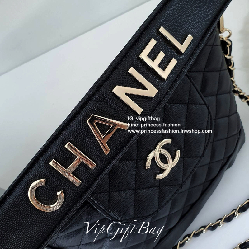 CHANEL VIP GIFT SHOULDER BAG รุ่น Limitedจากงาน VIP GIFT(GWP) ของแท้100% วัสดุหนังคาเวียร์เต็มใบ เปิดปิดด้วยซิปอะไหล่ทอง ด้านในใส่ของได้เยอะ มาพร้อมสายสะพาย2สายแบบ ทั้งสายโซ่สลับหนังและสายกนังคาเวียร์ ถนอมไหล่ ถอดออกได้ สวยหรูในราคาที่เอื้อมถึง ห้ามพลาดนะ