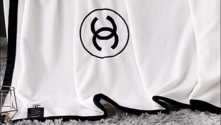 VIP GIFT 】Best Gift! Chanel Blanket พร้อมส่งไอเท็มแนะนำ ผ้าห่มนุ่มนิ่ม ขนปุยๆๆ สบายผิวมาก เนื้อผ้านิ่มฟูนุ่มใช้ได้ทุกโอกาส ขนาดกำลังดี พกพาสะดวก สามารถพกไว้ใช้ในรถ ใช้ในออฟฟิศได้ จะซื้อใช้เองหรือมอบเป็นของขวัญก็ดูดีพร้อมส่งที่ไทย ราคาสุดคุ้มไม่ต้องรอพรีฯ