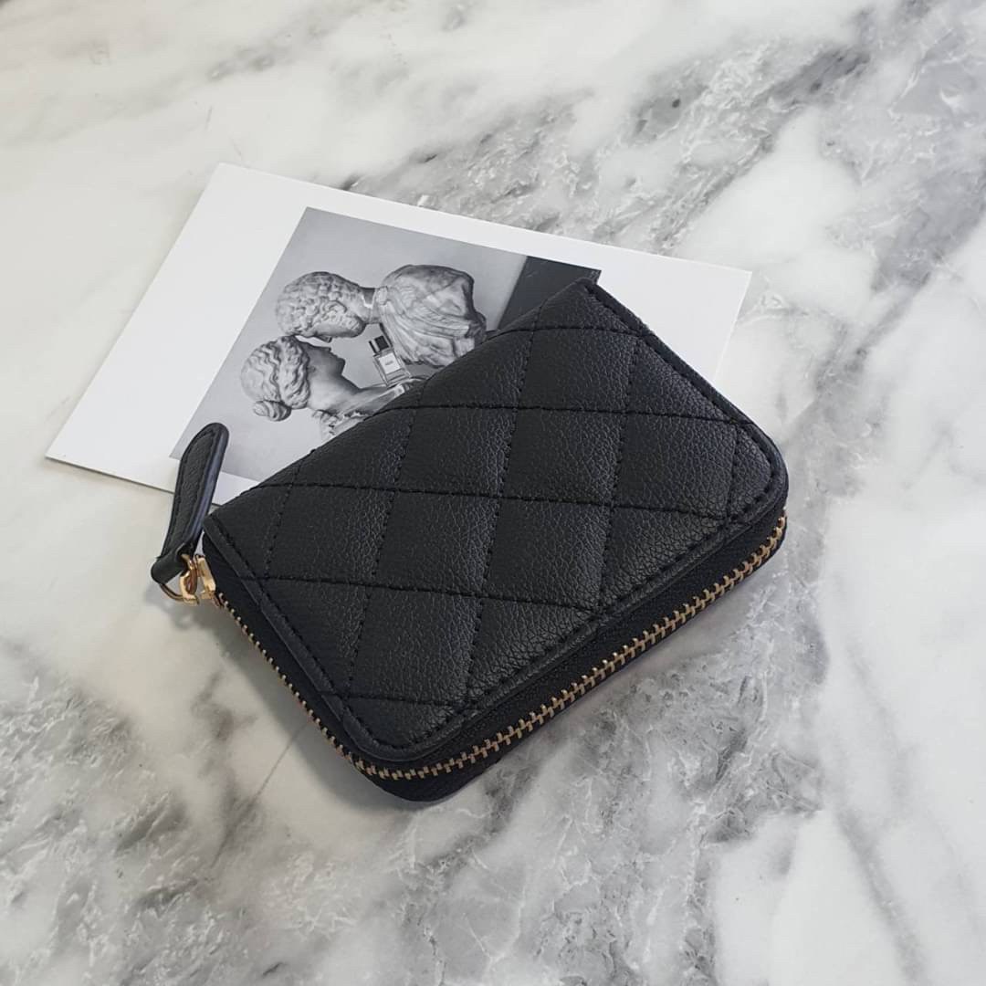 CHANEL SMALL ZIP WALLET พร้อมส่งที่ไทยแล้วค่ะ ♡♡ กับ กระเป๋าสตางค์ใบสั้น แนะนำรุ่นนี้คะ งานพรีเมี่ยมกิ้ฟท์จากเค้าเตอร์ต่างประเทศ **ทรงมินิน่ารักกก หนังสัมผัสลายด้าน จากแบรนด์ CHANEL (GWP) ด้านหน้ามีโลโก้แบรนด์ CC เปิดปิดด้วยซิปมีที่จับหนัง ด