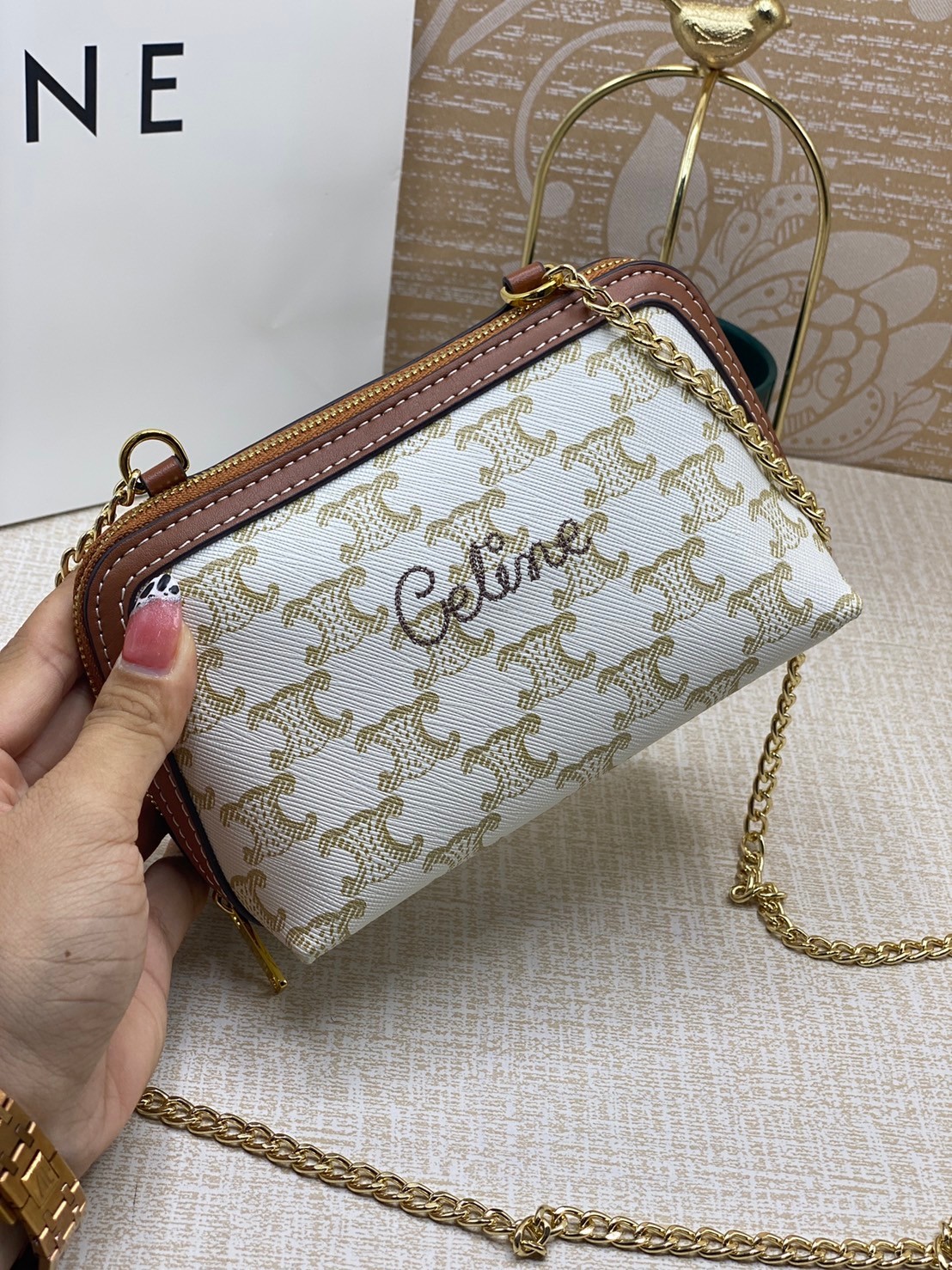 CELINE POUCH 16cm / CELINE TRIOMPHE Triumphal Arch Canvas / CELINE CLUTCH WITH CHAIN ภาพถ่ายจากสินค้าจริง พร้อมส่งที่ไทย ใช้งานต่างประเทศได้ กระเป๋าคลัทช์ดีไซน์เรียบหรูออกแบบมาได้อย่างลงตัว