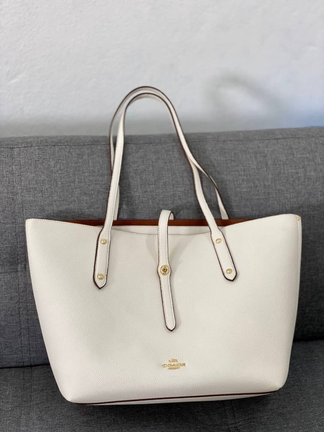 COACH MARKET TOTE กระเป๋าถือใบใหญ่ทรง TOTE ทรงกระเป๋าสวยหรู กระเป๋าใบใหญ่ใส่ของได้เยอะ Tote bag อีกหนึ่งรุ่นฮิต ให้พื้นที่จุของกว้างขวาง เชื่อว่าต้องเคยผ่านตาสาว ๆ มาก่อนแน่นอนค่ะ เพราะเป็นกระเป๋าที่ใช้งานง่าย สะพายไหล่ไปได้ทุกที่ ทุกโอกาส ด้วยขนาดของกระเ