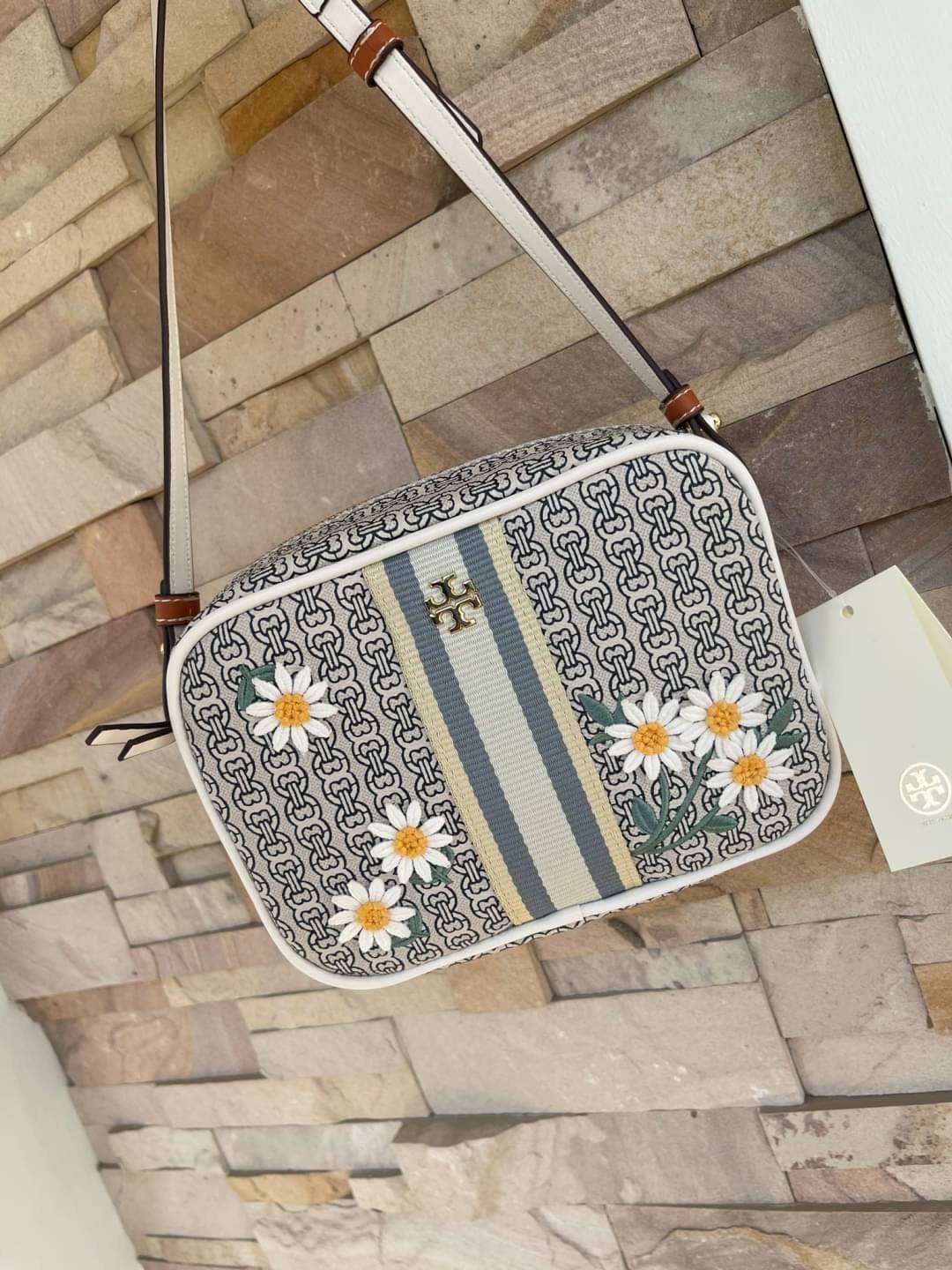 Tory burch Gemini Link Canvas Applique Mini Bag Crossbody Daisy Stripe กระเป๋าสุดปังจากทอรี่ เบริช์(Tory Burch) อย่างเจมิไนลิงค์ ในทรงcrossbody bag มีเอกลักษณ์โดดเด่นที่ลายทางตรงกลาง มีการพิมพ์แพทเทิรน์โซ่แบบเรียบหรู เพิ่มความน่ารักจากดอกเดรซี่ที่ถูกจัดวา