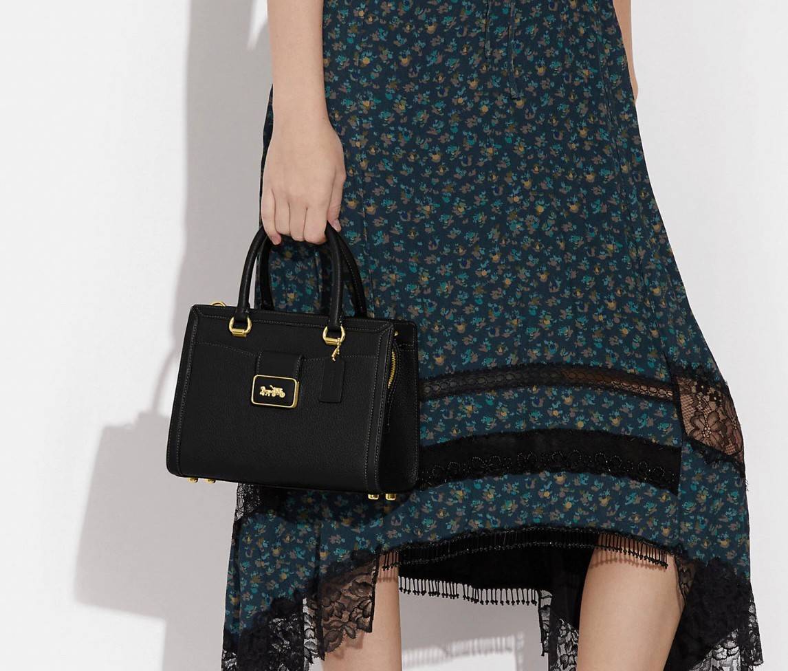 COACH GRACE CARRYALL BAG((cc141)) สวย หรู มาเลยจ้าา พร้อมส่ง! กระเป๋าหิ้ว//สะพายแบบครอสบอดี้ร์ หนังแท้ ทรงสวยหรู อัพลุคให้คุณผู้หญิงดูดีได้เลยทีเดียวค่ะ ด้านหน้าออกแบบเป็นช่องกระดุมแม่เหล็กพร้อมป้ายโละหะแบรนด์เด่นหรูค่ะ เปิด-ปิดกระเป๋าด้วยซิป ภายในใส่กระเ