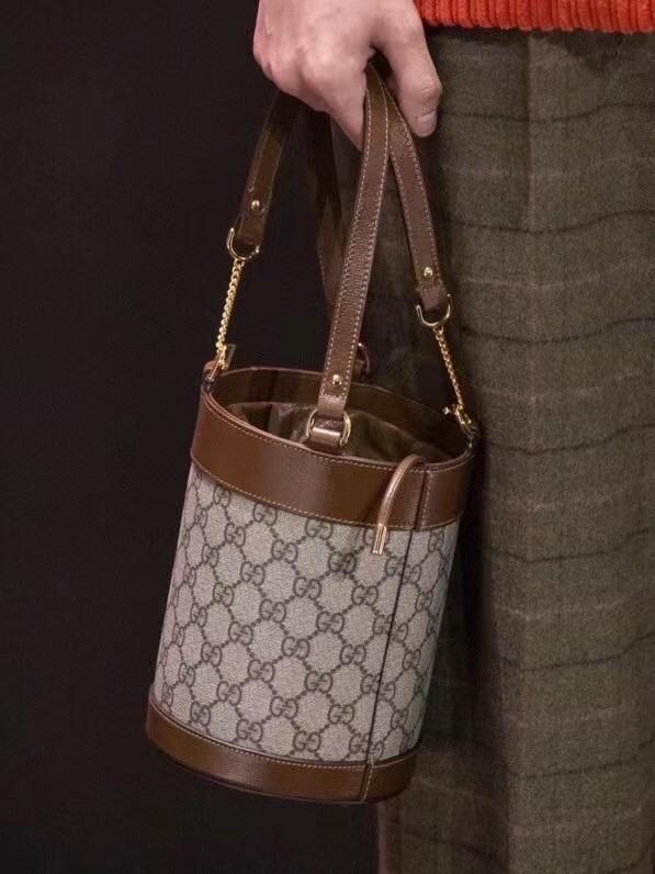 VIP 】Gucci Horsebit Gift Bag กระเป๋าสะพายข้าง Premiumgift วัสดุหนังแท้ เปิด-ปิด ด้วยกระดุมแม่เหล็ก ด้านในโล่ง ใส่ตังค์ ใส่โทรศัพท์ Iphone+ ได้ สายยาวปรับระดับได้ Crossbody ได้ น้ำหนักเบา มาพร้อมกล่องแบรนด์ สวยหรูดูแพง จะซื้อใช้เองหรือเป็นของขวัญก็เหมาะ ได
