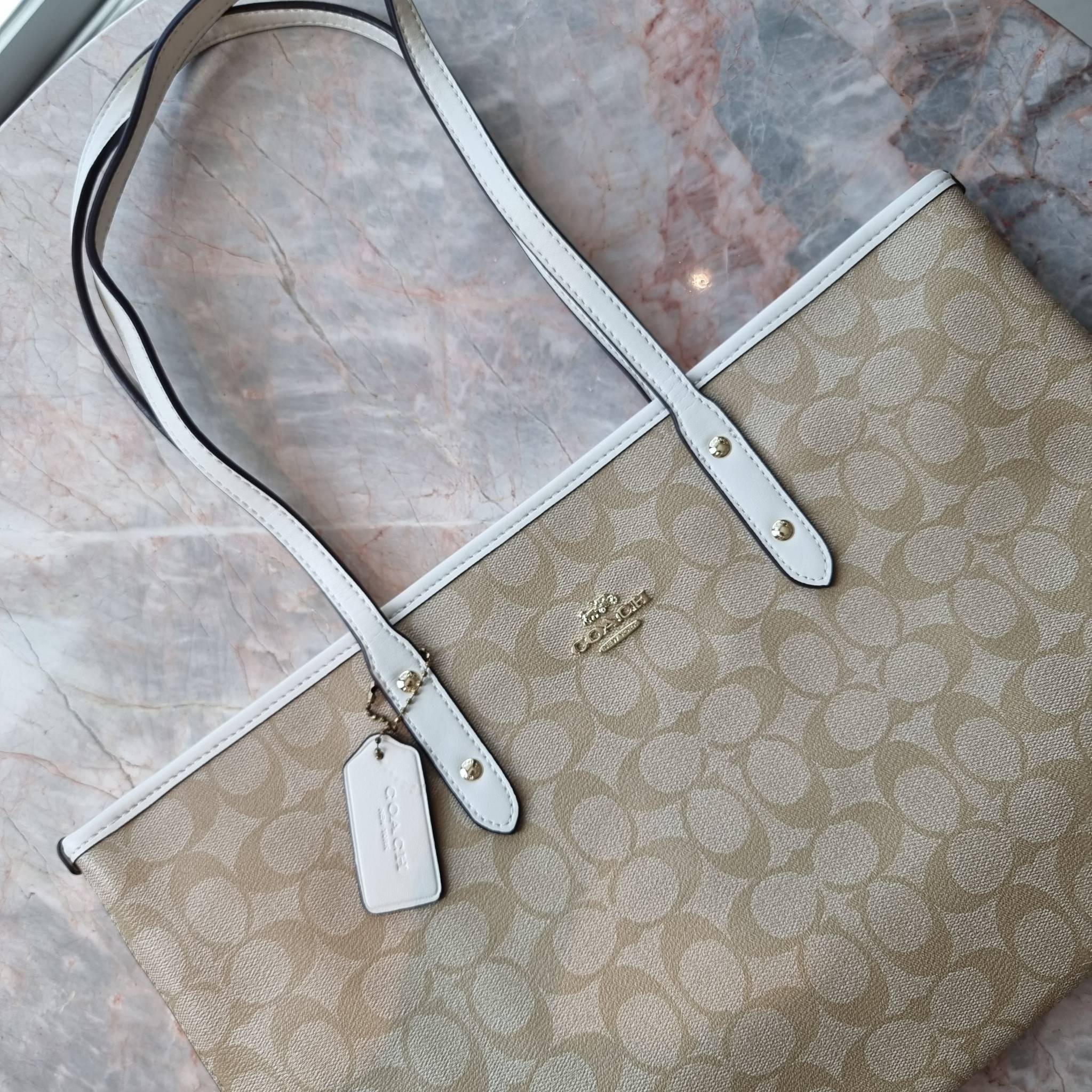 OUTLET 】COACH F58292 CITY ZIP TOTE IN SIGNATURE 16" รุ่นขายดี!! ไซส์ใหญ่ สีสวยมาให้แบบจัดเต็ม!! กระเป๋าถือทรงโท้ทใบใหญ่ สวยน่าใช้ทุกสี สะพายคล้องไหล่ได้เก๋ๆ จุของแน่นๆไปเลยจ้า!! วัสดุหนังแคนวาสคุณภาพ ปากกระเป๋าเปิด-ปิดด้วยซิป กันของหล่นได้ ถือไปไหนก็