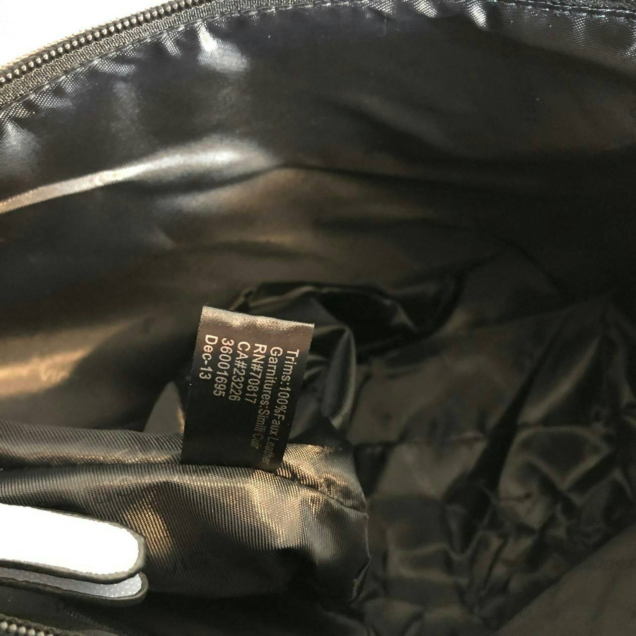 Victoria’s Secret Tote Bag 2019 กระเป๋าถือหรือสะพายลายหนังคาเวียร์ สวยด้านหน้าประดับด้วยโลโก้ ตัวกระเป๋าแต่งด้วยลายปักสวยเก๋ ปากกระเป๋าเปิดปิดด้วยซิปสะดวกใช้ ภายในมีช่องโล่งและช่องเล็กไว้แบ่งเก็บของ ใส่หนังสือ เอกสาร A4 Notebook ipad กระเป๋าสตางค์ ของใช้ไ