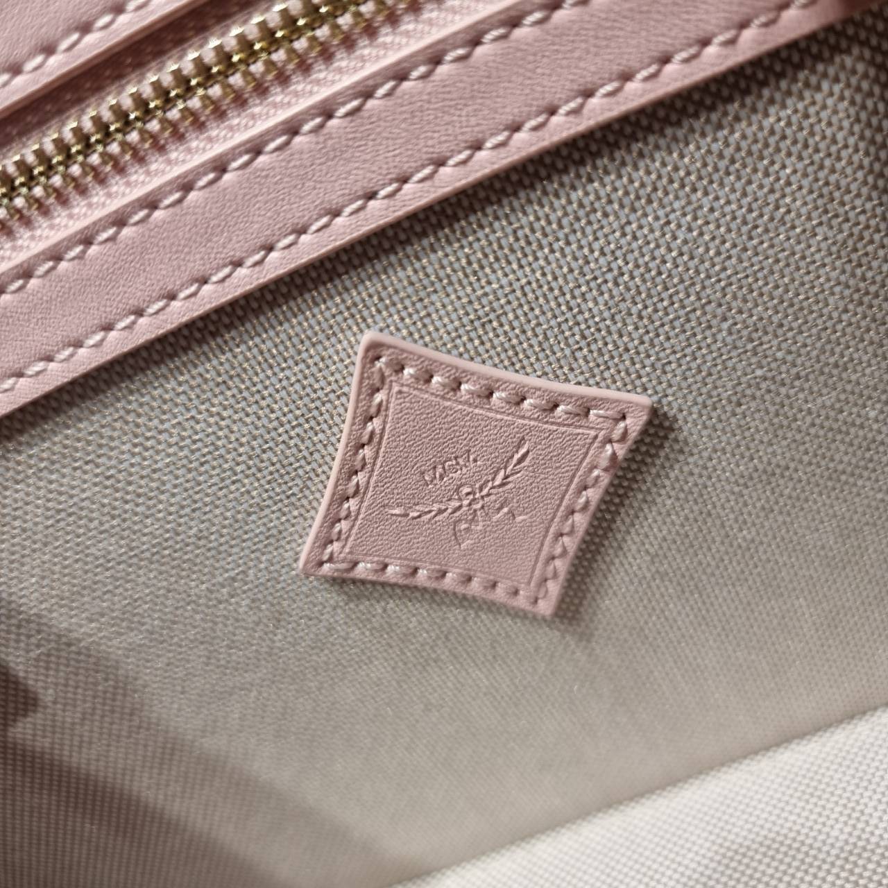 M.C.M HIMMEL SMALL TOTE IN LAURETOS คอลเลคชั่นใหม่ สีเข้าใหม่ ดีไซน์ละมุน น่ารักน่าใช้มากๆ ต้อนรับลวดลาย lauretos ไอคอนิกโมโนแกรมใหม่ ที่สวยแตกต่าง กระเป๋าทรงโท้ท โทนสีเรียบหรู